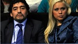 Maradona chạy lên khán đài đánh nhau với CĐV vì... vợ yêu